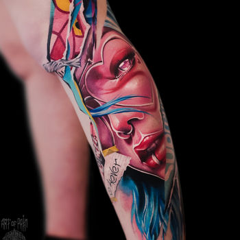 Татуировка мужская нью скул и реализм на ноге девушка и розовая пантера