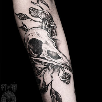 Татуировка женская графика на предплечье череп и цветы