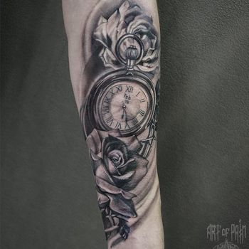 Татуировка женская black&grey на предплечье розы и часы