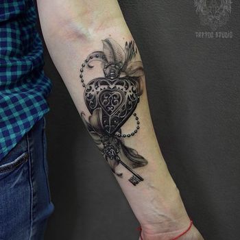 Татуировка женская black&grey на предплечье кулон и лилии