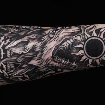 Татуировка мужская black&grey на предплечье волк и солнце