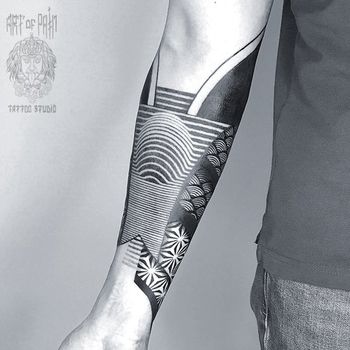 Татуировка мужская графика на предплечье геометрический орнамент