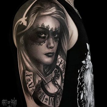 Татуировка мужская black&grey на плече девушка и часы