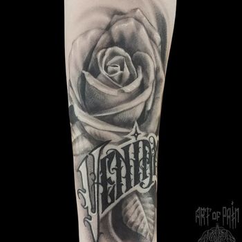 Татуировка женская black&grey на предплечье роза и надпись
