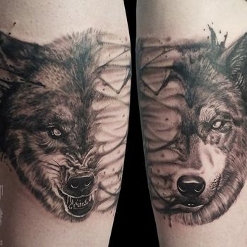 Татуировка женская хоррор на бедре волки