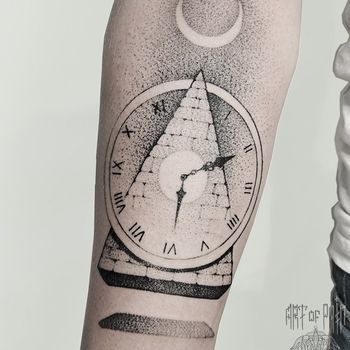 Татуировка мужская дотворк на предплечье пирамида и часы