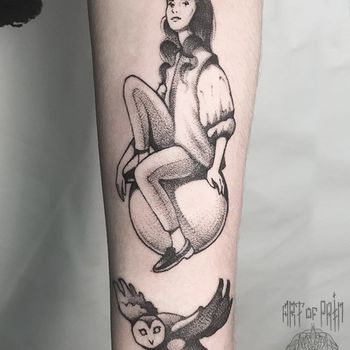 Татуировка женская дотворк на предплечье девушка на шаре