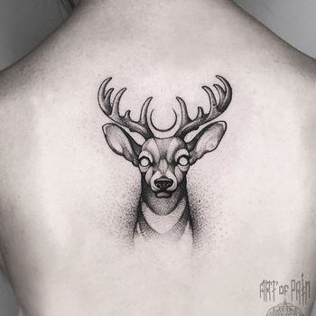 Татуировка женская дотворк на спине олень