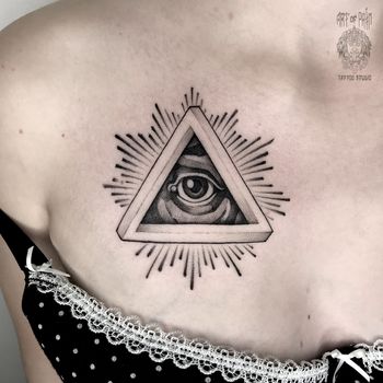 Татуировка женская дотворк на груди всевидящее око
