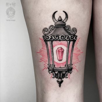 Татуировка женская дотворк на предплечье фонарь