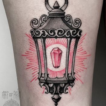 Татуировка женская дотворк на бедре фонарь