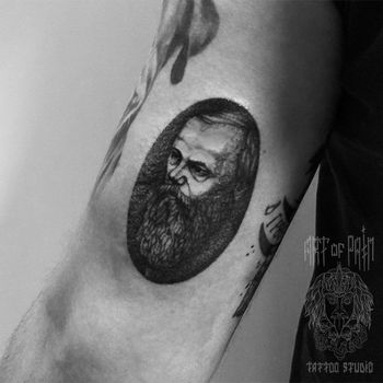 Татуировка мужская графика на плече Фёдор Достоевский