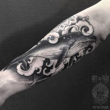 Татуировка мужская дотворк на предплечье кит