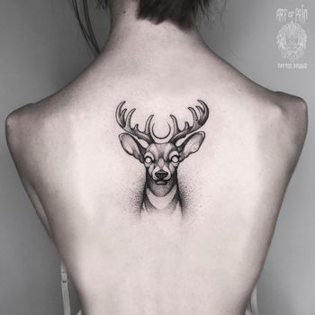Татуировка женская дотворк спина олень