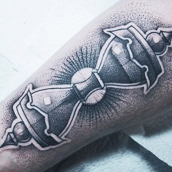 Татуировка мужская дотворк на предплечье песочные часы