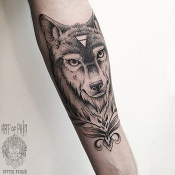 Татуировка мужская дотворк на предплечье волк
