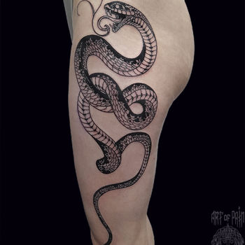 Татуировка женская графика на бедре змея