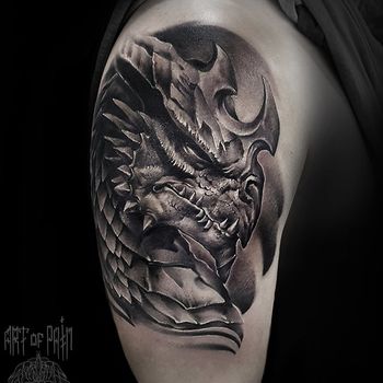 Татуировка мужская black&grey на плече дракон
