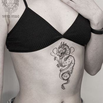Татуировка женская графика на животе дракон