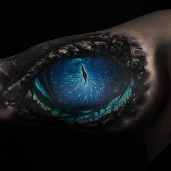 Татуировка мужская фентези на руке глаз дракона
