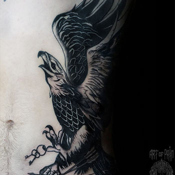 Татуировка мужская графика на боку и груди орел