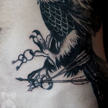 Татуировка мужская графика на боку орел со стрелами и ключами