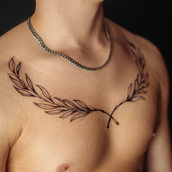 Татуировка мужская графика на груди лавр