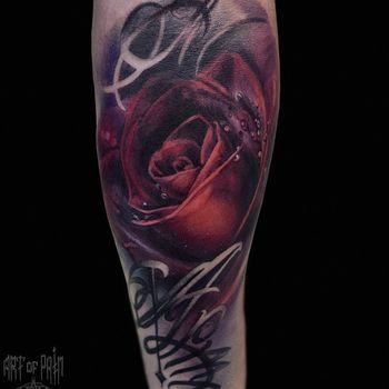 Татуировка мужская каллиграфия на предплечье роза