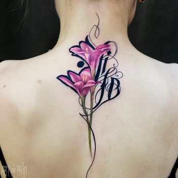 Татуировка женская каллиграфия на спине цветок