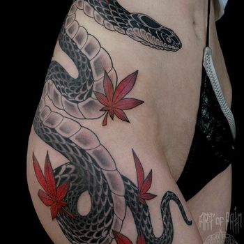 Татуировка женская япония на бедре змея