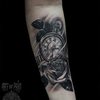 Татуировка женская black&grey на предплечье часы и роза