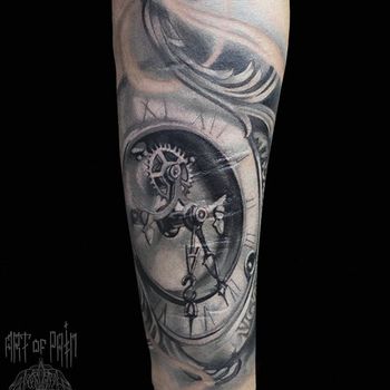 Татуировка мужская black&grey на предплечье старинные часы