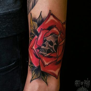Татуировка мужская нью-скул на предплечье роза с черепом