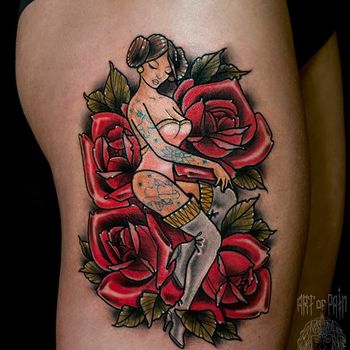 Татуировка женская нью-скул на бедре девушка и розы