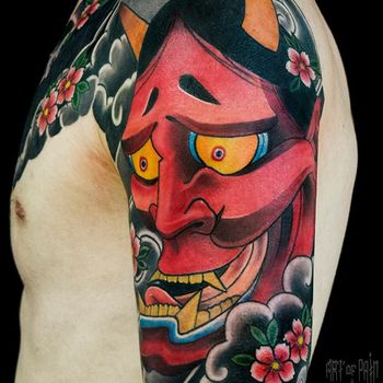 Татуировка мужская япония на плече красная маска ханья