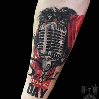 Татуировка мужская треш полька на предплечье микрофон