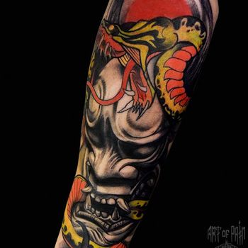 Татуировка мужская япония на предплечье ханья, змея и солнце