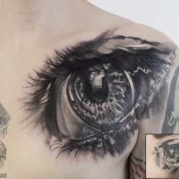 Татуировка мужская black&grey на груди глаз