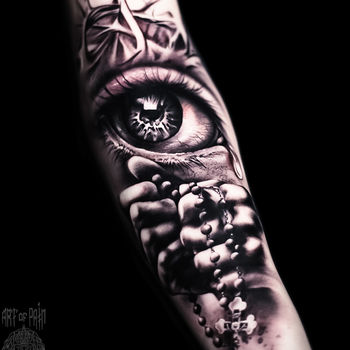 Татуировка мужская реализм на предплечье глаз и руки