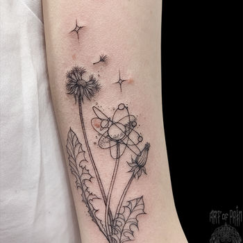 Татуировка женская графика на руке одуванчик