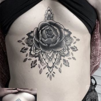 Татуировка женская графика на животе роза с мандалой кавер