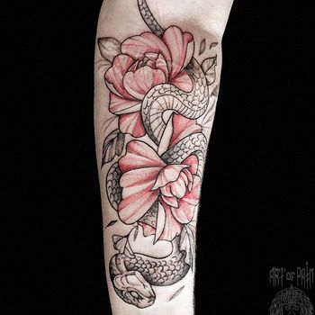 Татуировка женская графика на предплечье цветы и змея
