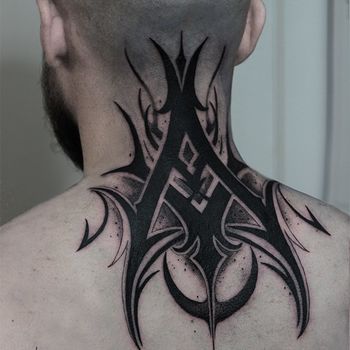 Татуировка мужская графика на шее черный узор