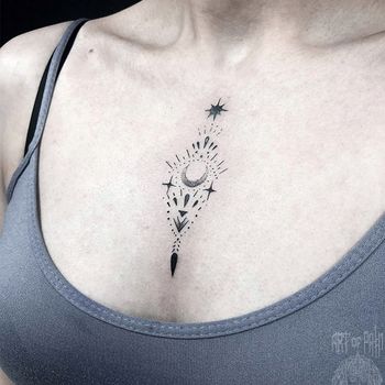 Татуировка женская графика на груди маленький узор