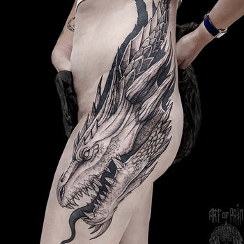 Татуировка женская графика на бедре дракон