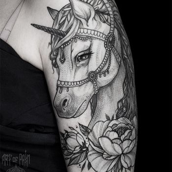 Татуировка женская графика на плече единорог