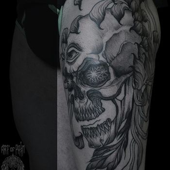 Татуировка мужская графика на бедре череп и цветок
