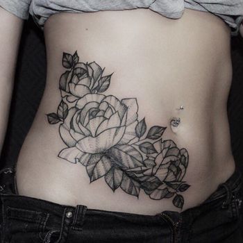 Татуировка женская графика на животе цветок
