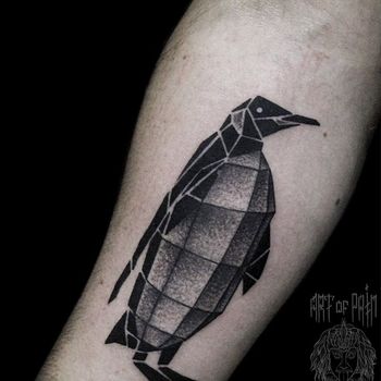 Татуировка мужская графика на предплечье пингвин