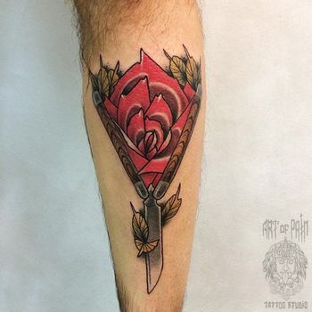 Мужская татуировка нью скул на икре роза и нож